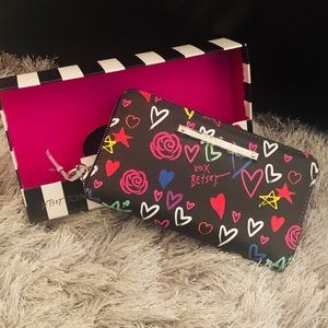 $28!! 💖Betsy Johnson ZIP Around Wallet!!!
